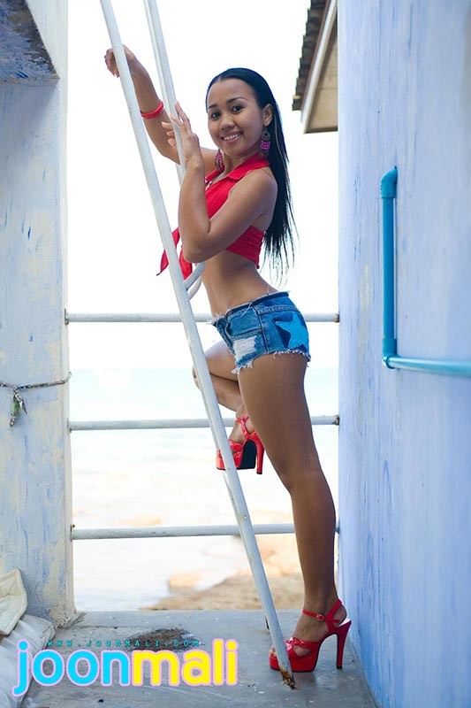 Sexy thailändische Teenie joon mali in leckeren Jeansshorts
 #70017465