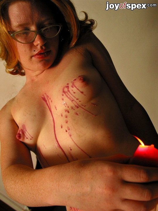 Redhead occhiali gal gocciola cera di candela in fiamme su capezzoli gonfi
 #73271389