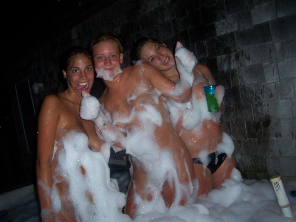 Des filles prennent une douche et frottent leur corps mouillé avec de la mousse.
 #68488216