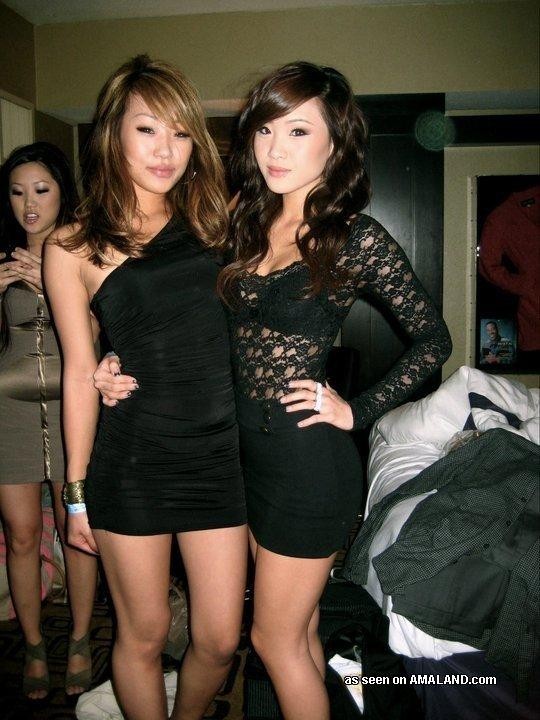 Jeunes filles asiatiques amateurs et sexy posant pour la caméra
 #69741651