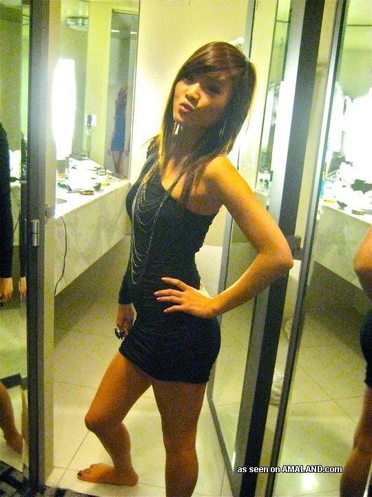 Jeunes filles asiatiques amateurs et sexy posant pour la caméra
 #69741659