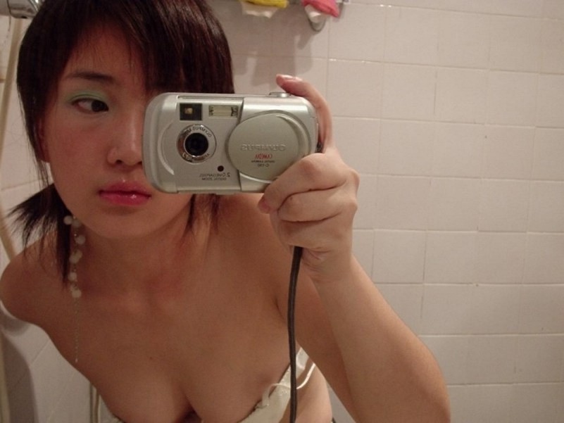 裸でポーズをとるホットで美味しいアジアの女の子の写真
 #69870598