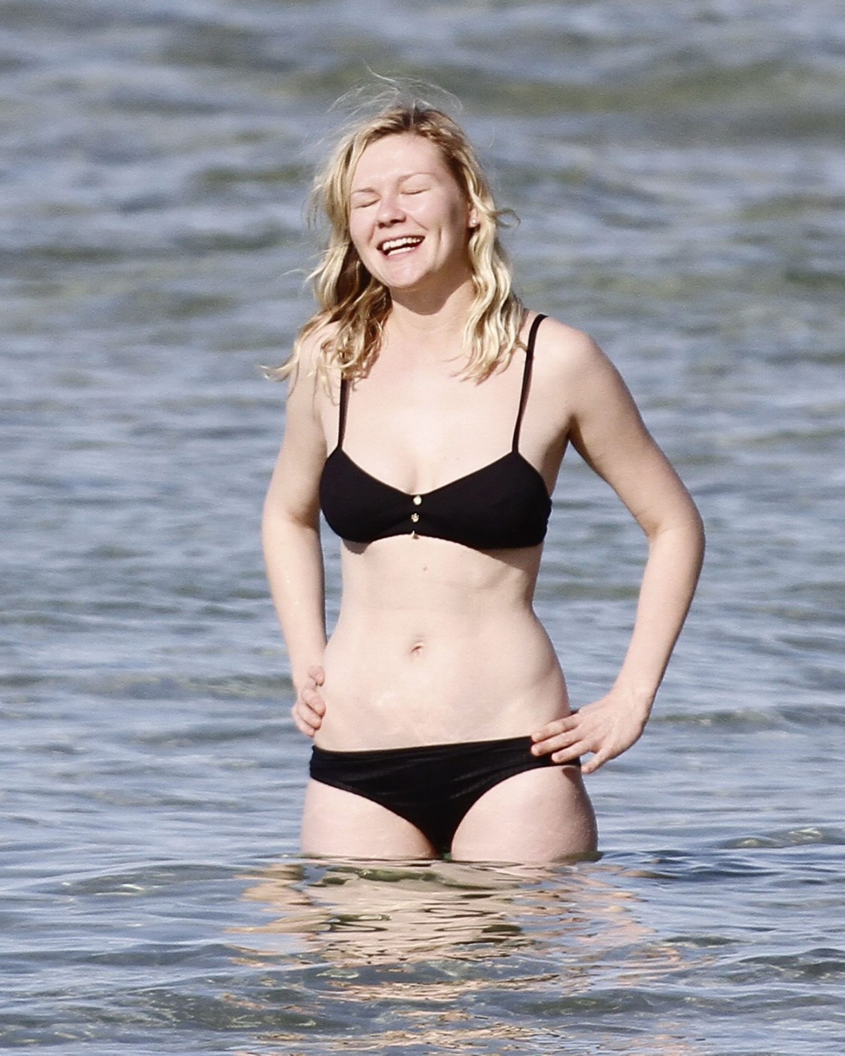 Kirsten Dunst zeigt Arschritze im schwarzen Bikini am hawaiianischen Strand
 #75280427