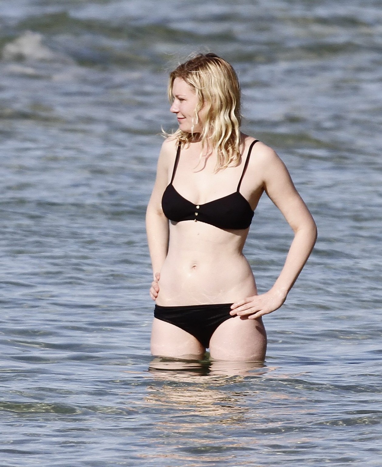Kirsten Dunst zeigt Arschritze im schwarzen Bikini am hawaiianischen Strand
 #75280435