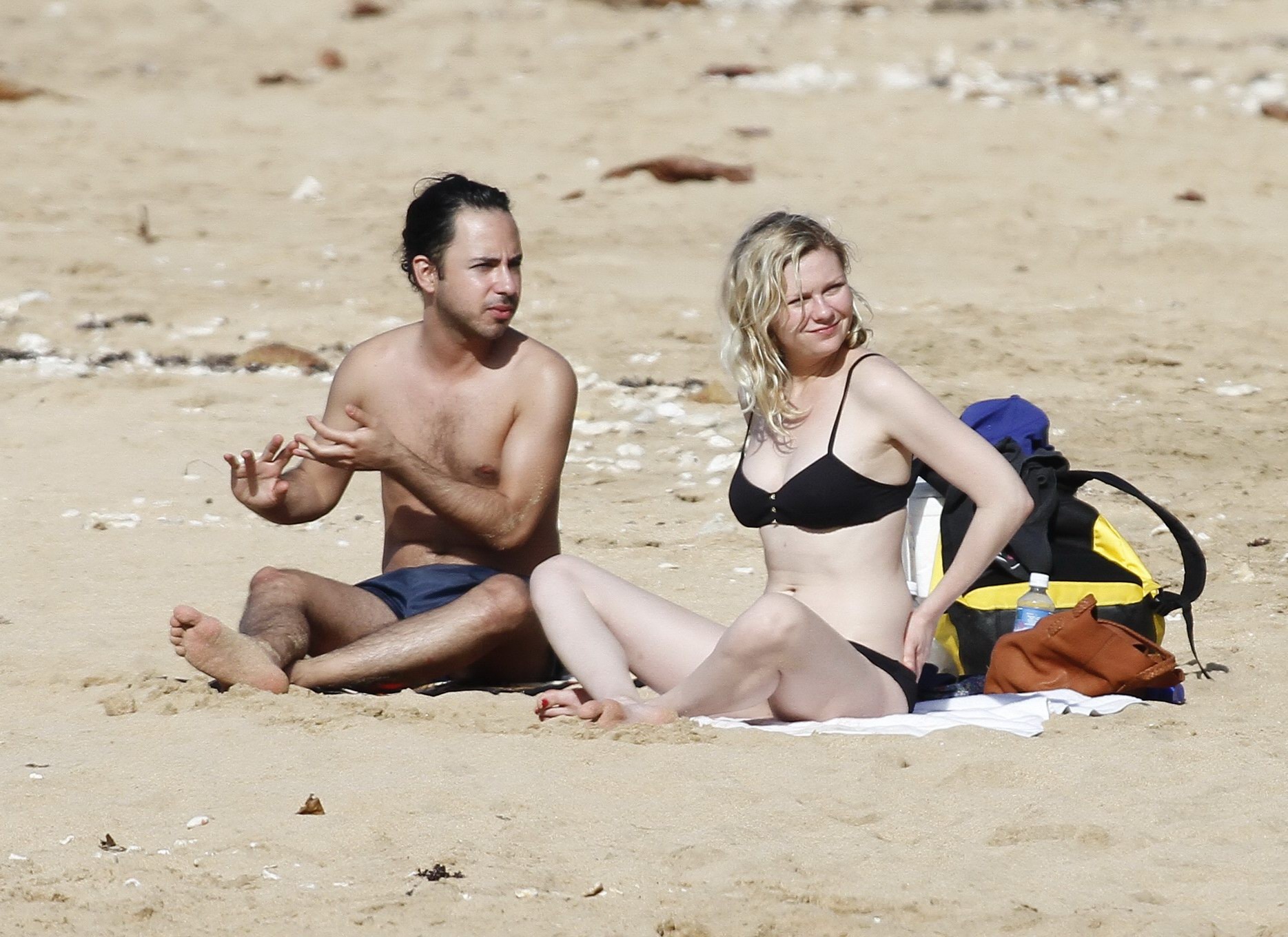 Kirsten Dunst zeigt Arschritze im schwarzen Bikini am hawaiianischen Strand
 #75280446