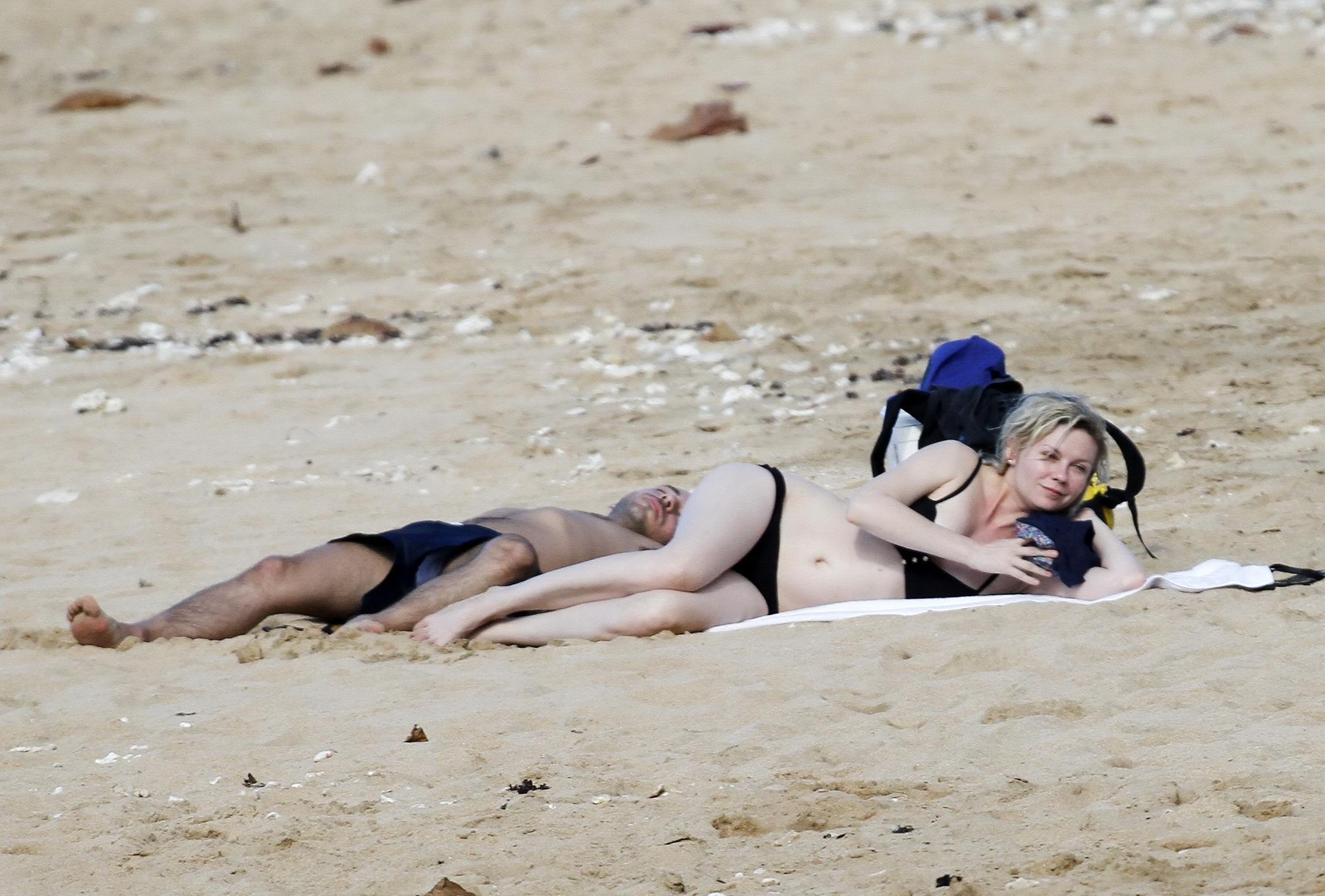 Kirsten Dunst zeigt Arschritze im schwarzen Bikini am hawaiianischen Strand
 #75280456