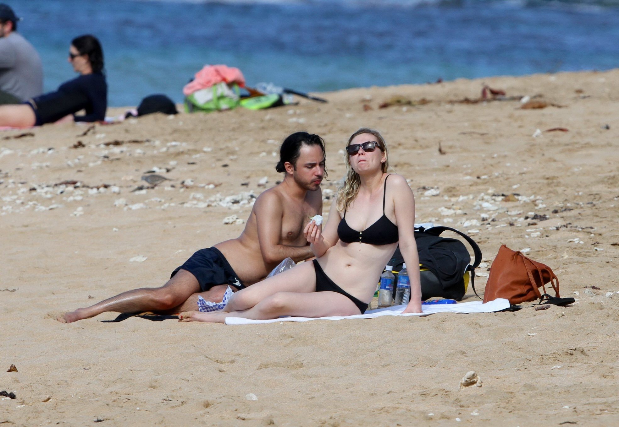 Kirsten Dunst zeigt Arschritze im schwarzen Bikini am hawaiianischen Strand
 #75280464