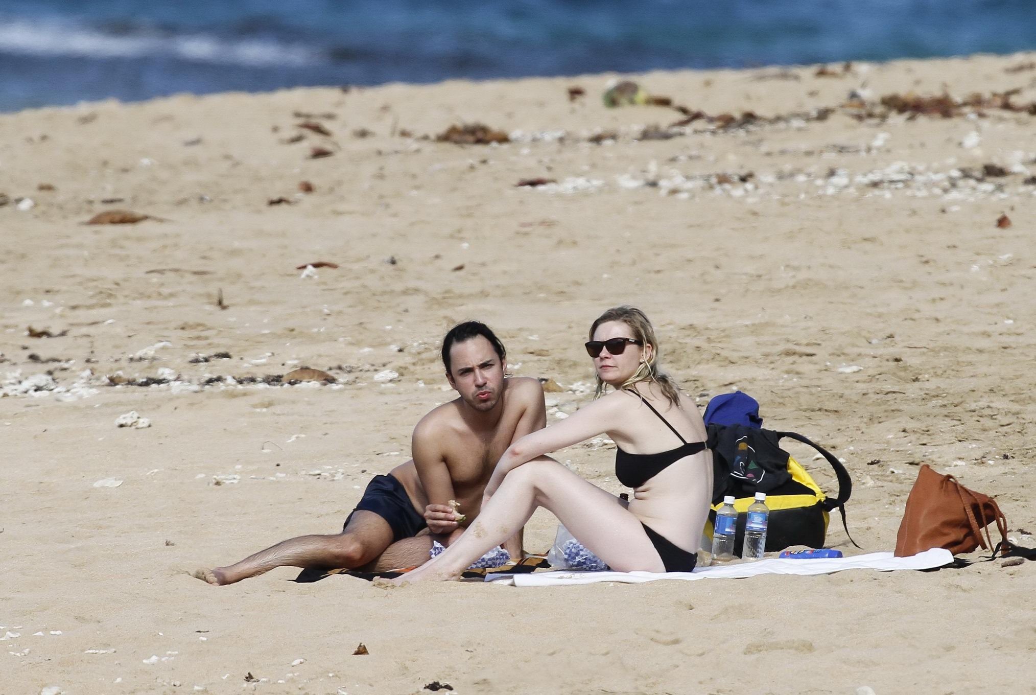 Kirsten Dunst zeigt Arschritze im schwarzen Bikini am hawaiianischen Strand
 #75280466