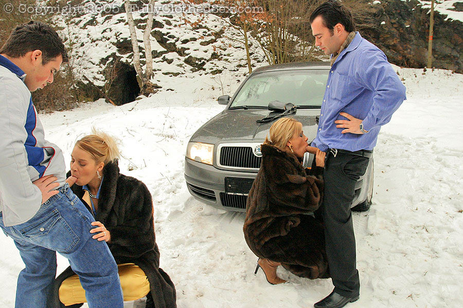 毛皮を着た女たちが雪を溶かしながら、屋外でのグループセックスを楽しむ
 #76079940