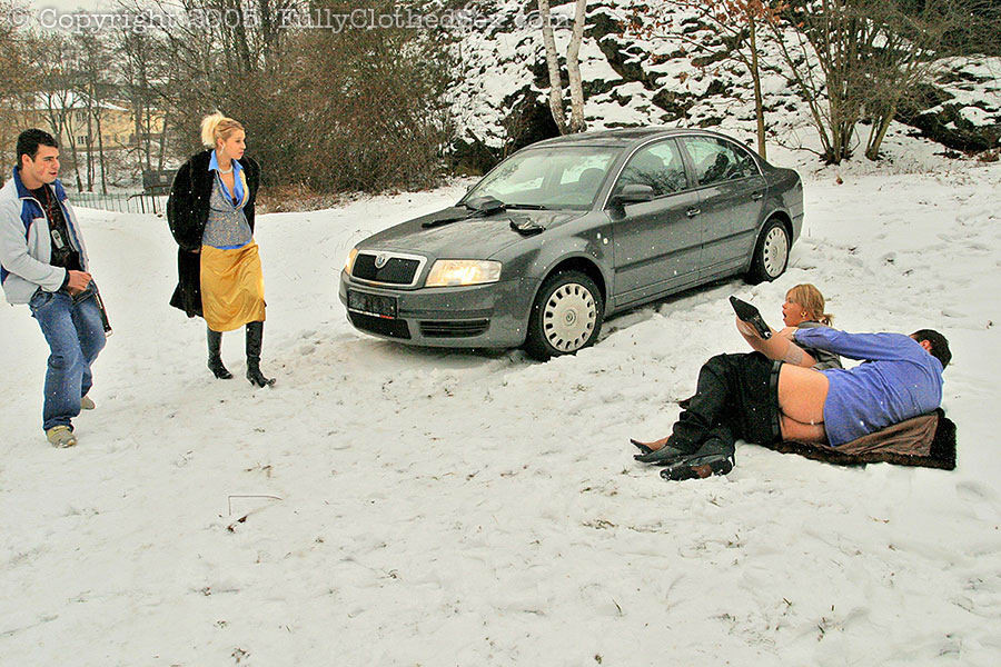 毛皮を着た女たちが雪を溶かしながら、屋外でのグループセックスを楽しむ
 #76080014