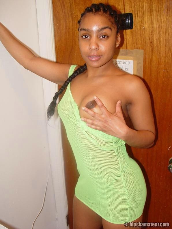 Bella ragazza nera imbronciata gioca a fare la birichina in un vestito corto e trasparente
 #73430120