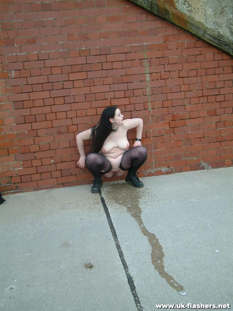 Britische Amateur-Babes öffentliches Pissen und unhöfliches Urinieren im Freien in der offenen Straße
 #71857103
