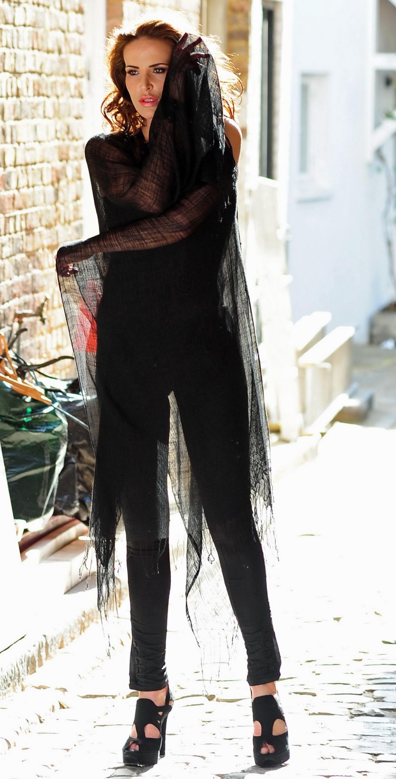 Sophie anderton pose dans un haut transparent lors d'un photoshoot à Notting Hill.
 #75309016