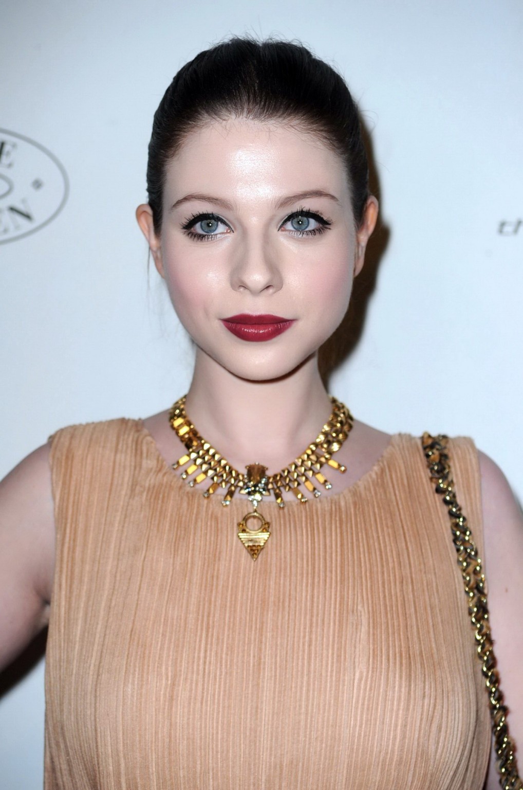 Michelle trachtenberg sans soutien-gorge avec un haut légèrement transparent lors de la 6e édition de la cérémonie annuelle de remise des prix.
 #75331784