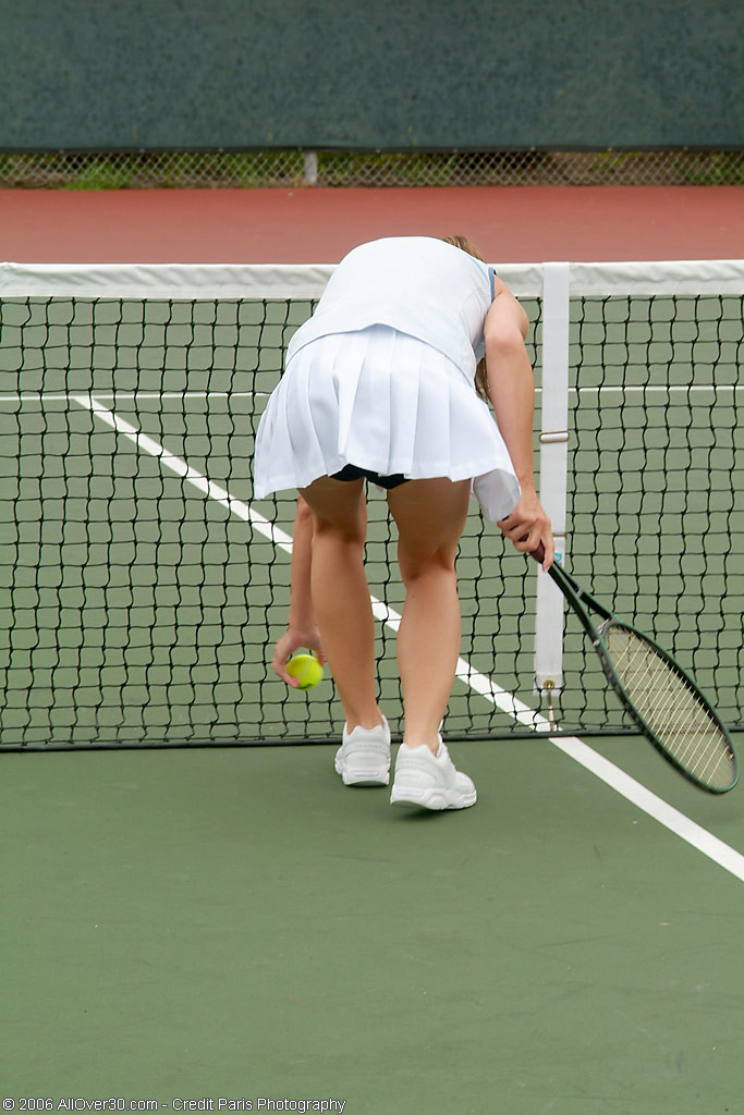 熟女のブルネットテニスプレイヤーがコートで裸になる
 #78523653