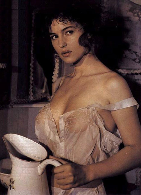 Dulce actriz italiana monica bellucci mostrando su cuerpo desnudo
 #75430613