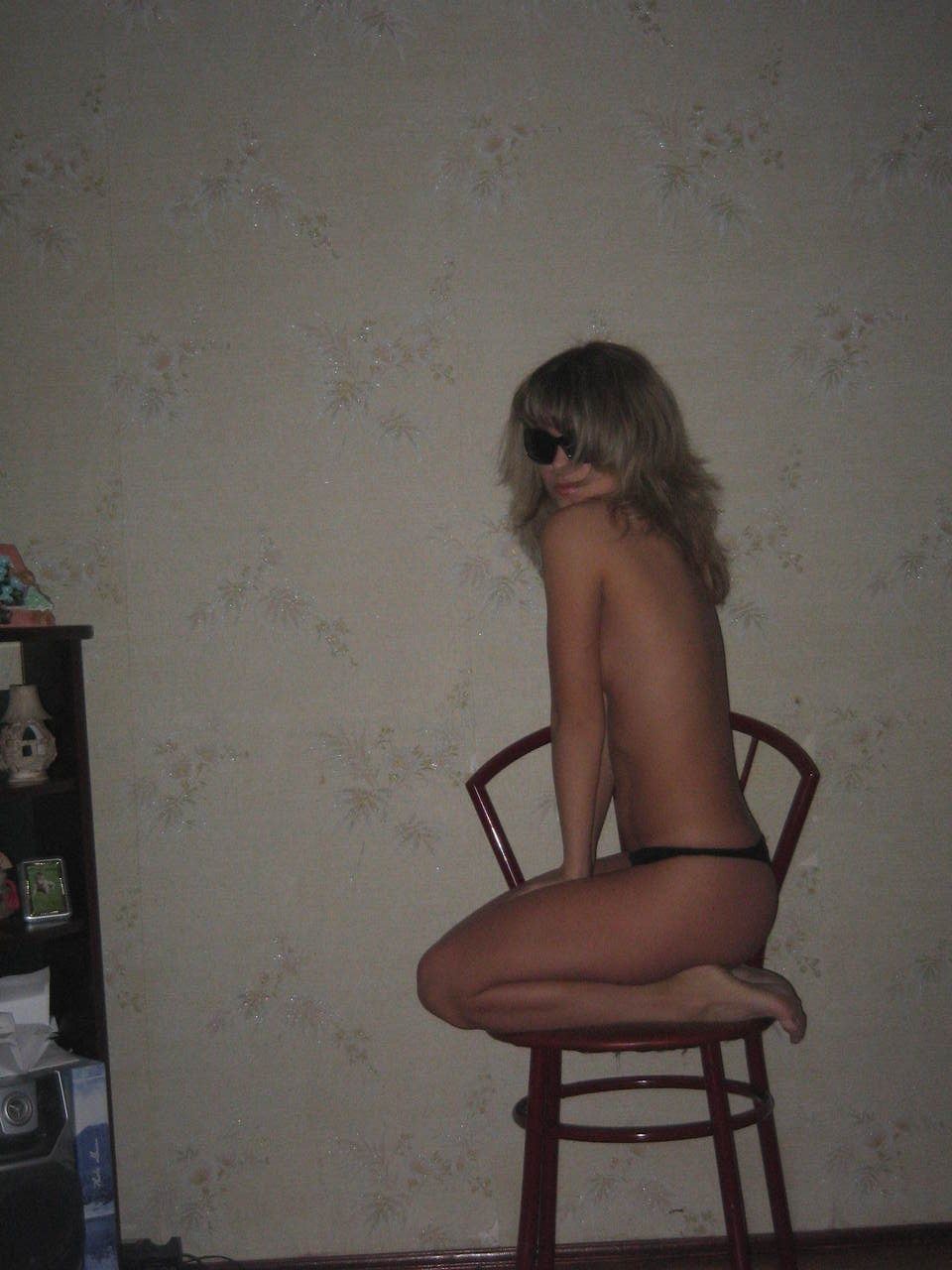 Bilder von einem Amateur hottie nackt auf ihrem Bett
 #67931760