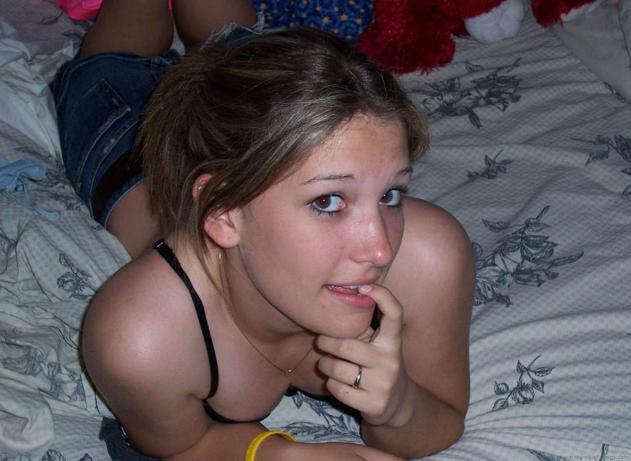 Bilder von einem Amateur hottie nackt auf ihrem Bett
 #67931767