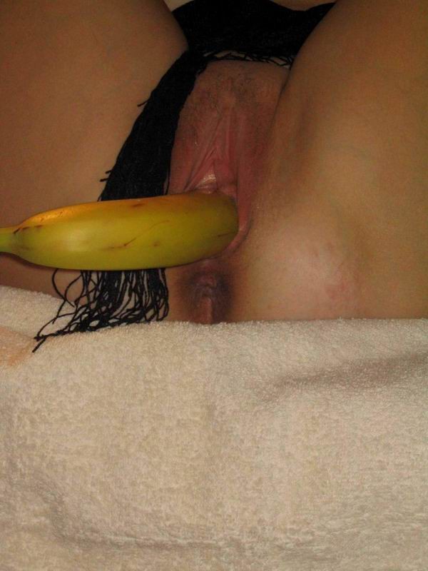 Hübsche Reife in schwarzen Strümpfen spielt mit Banane
 #76152044