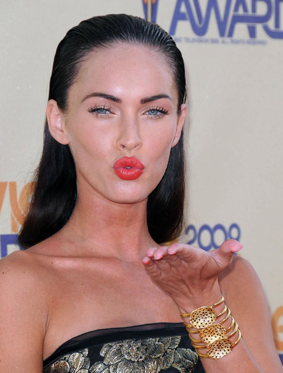 Megan fox bajando las bragas para exponer el tatuaje
 #75393857