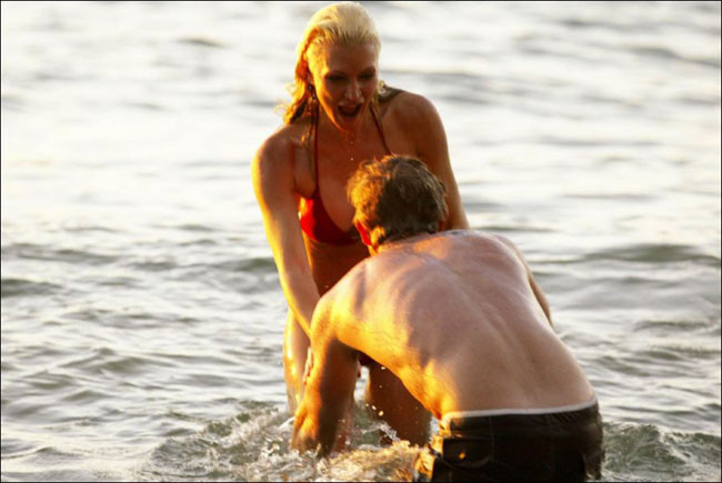 Supermodella caprice bourret paparazzi scatti sulla spiaggia
 #75443415