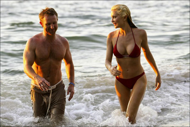 Le mannequin caprice bourret en photos paparazzi sur la plage
 #75443482