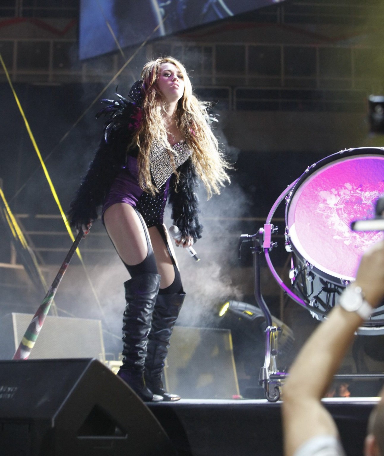 Miley Cyrus ne portant qu'un short en soutien-gorge lors de son spectacle à Rio de Janeiro.
 #75304665