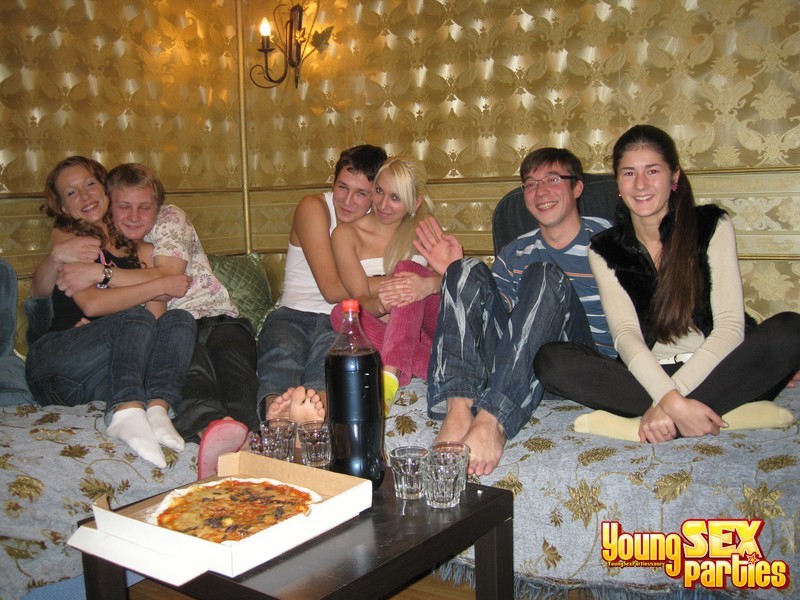 Russische Teenies haben eine Sexorgie nach einer unschuldigen Pizza-Party
 #76765721