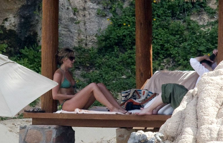 Jennifer Aniston showing tits and posing in bikini #75411912