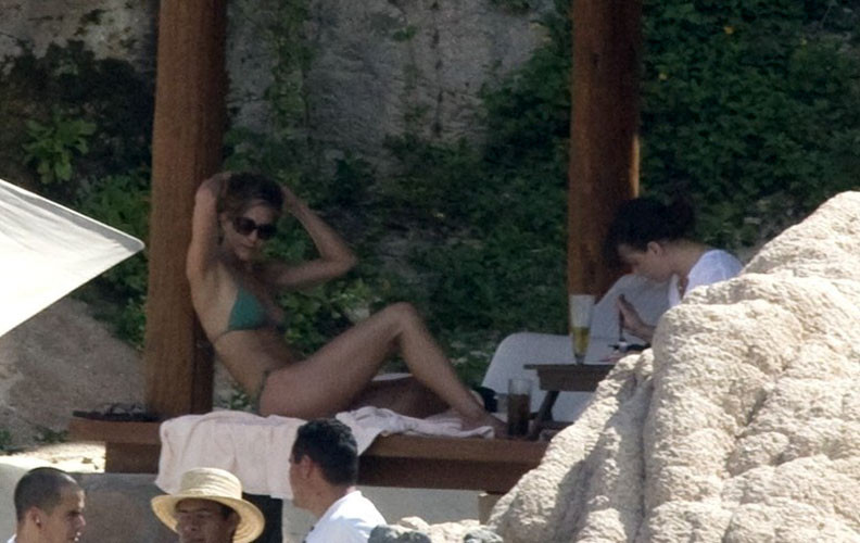 Jennifer Aniston showing tits and posing in bikini #75411917