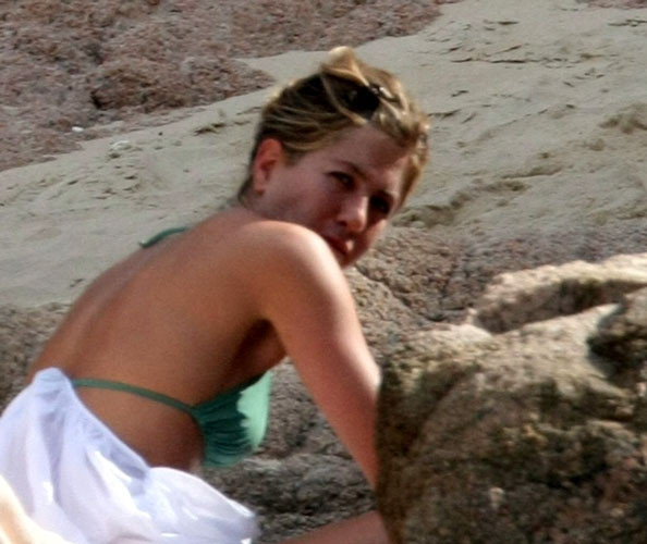 Jennifer Aniston showing tits and posing in bikini #75411924