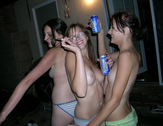 Preciosas chicas borrachas mostrando sus tetas y coños
 #71631971