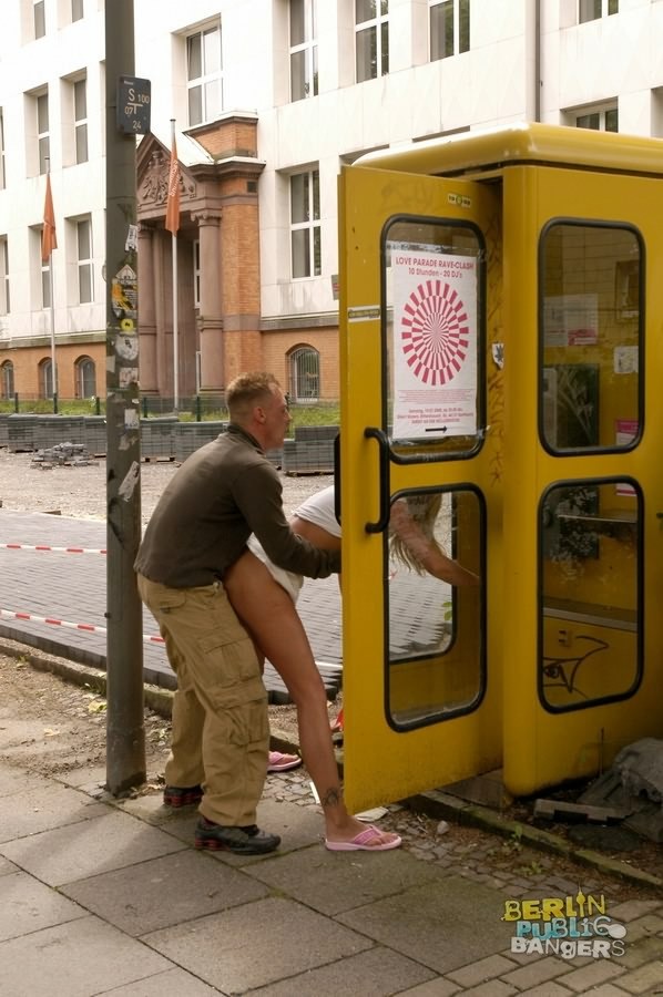 Pareja alemana hambrienta de sexo follando al aire libre en una cabina telefónica
 #73610700