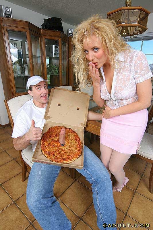 Rubia de buenas tetas chupando y follando el coño con dos hombres
 #73676402