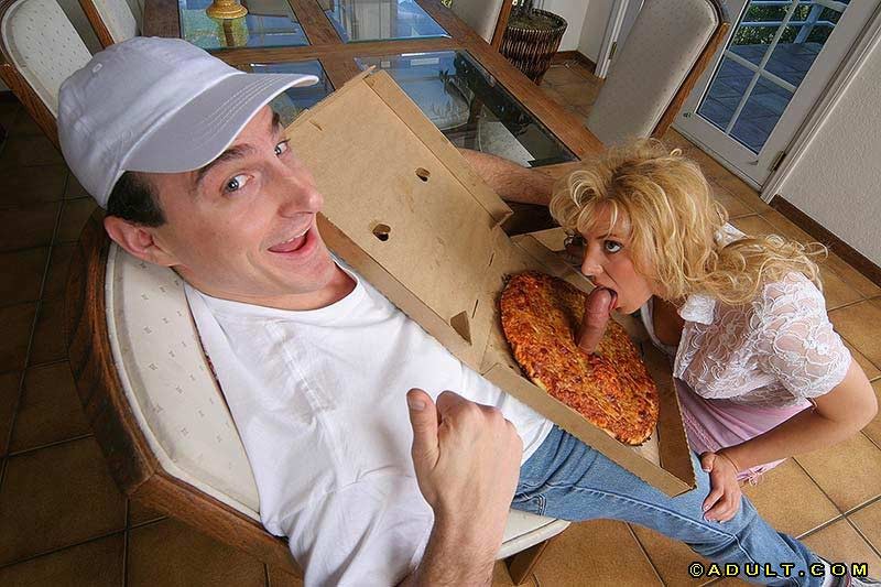 Rubia de buenas tetas chupando y follando el coño con dos hombres
 #73676418