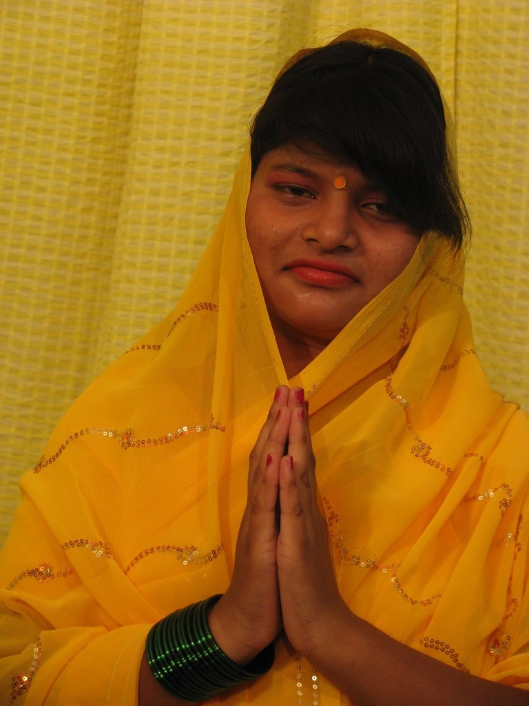 Une fille indienne excitée se déshabille et joue avec ses seins naturels indiens
 #69939979