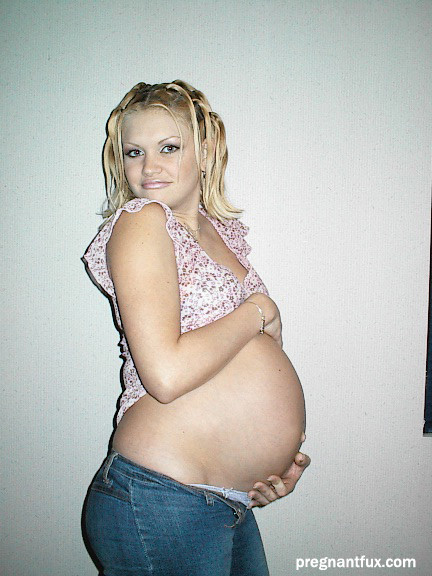 Blonde sexy enceinte jouant avec elle-même
 #73293579