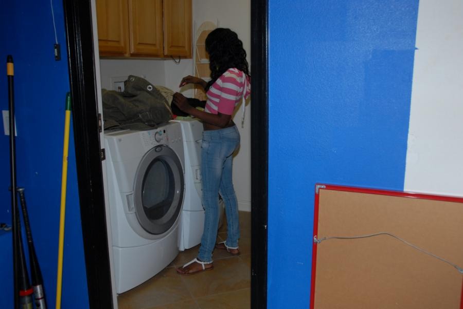 Une jeune femme noire se fait baiser pendant qu'elle fait la lessive.
 #73346078