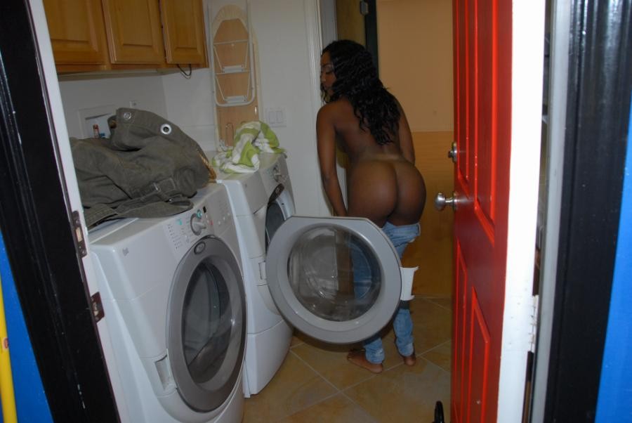 Une jeune femme noire se fait baiser pendant qu'elle fait la lessive.
 #73346085