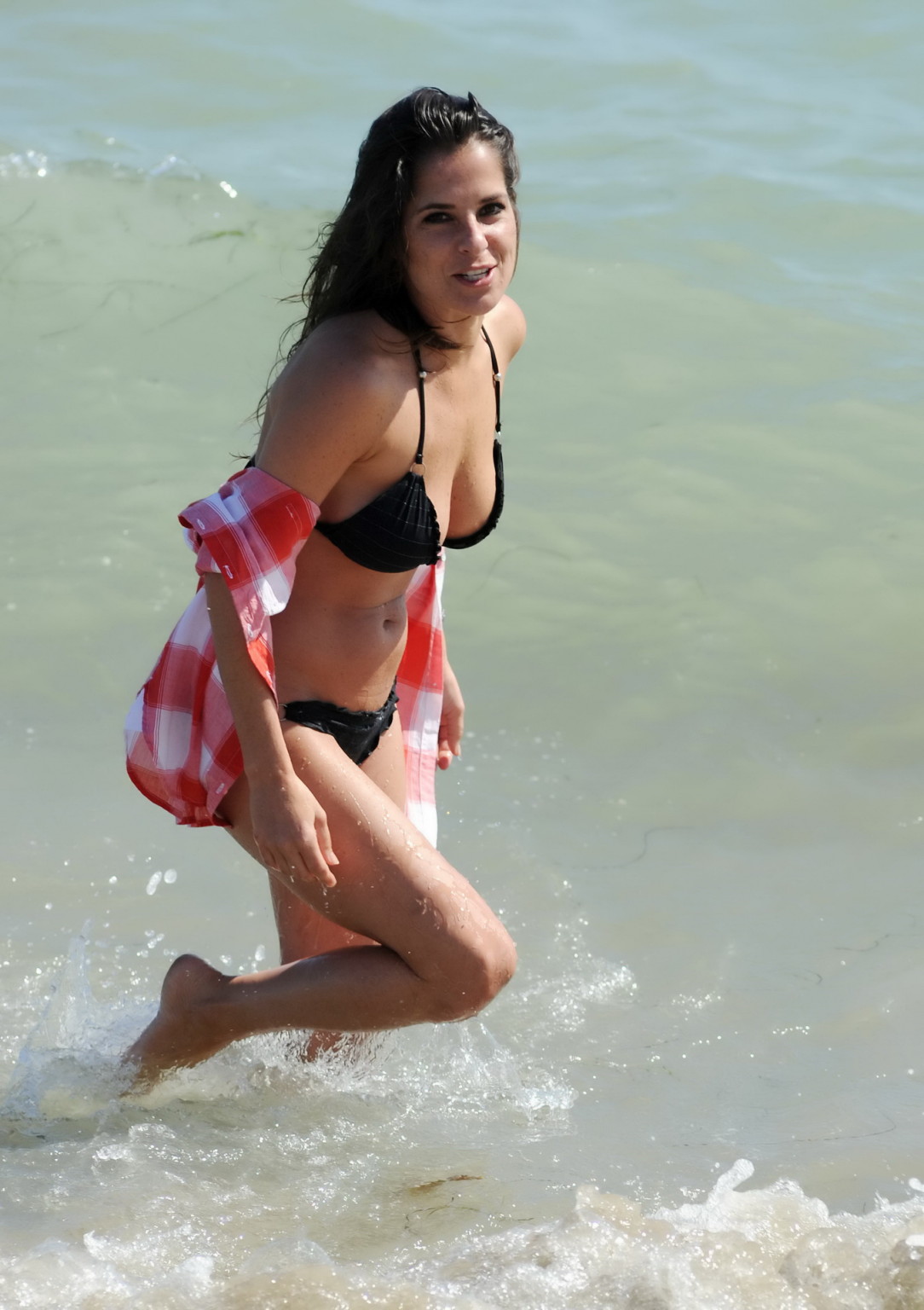 Kelly monaco en bikini noir lors d'une fête sur la plage de Dancing With The Stars.
 #75207459