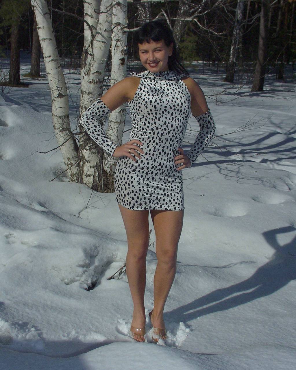 Leyla flashes al aire libre en la nieve
 #67315950