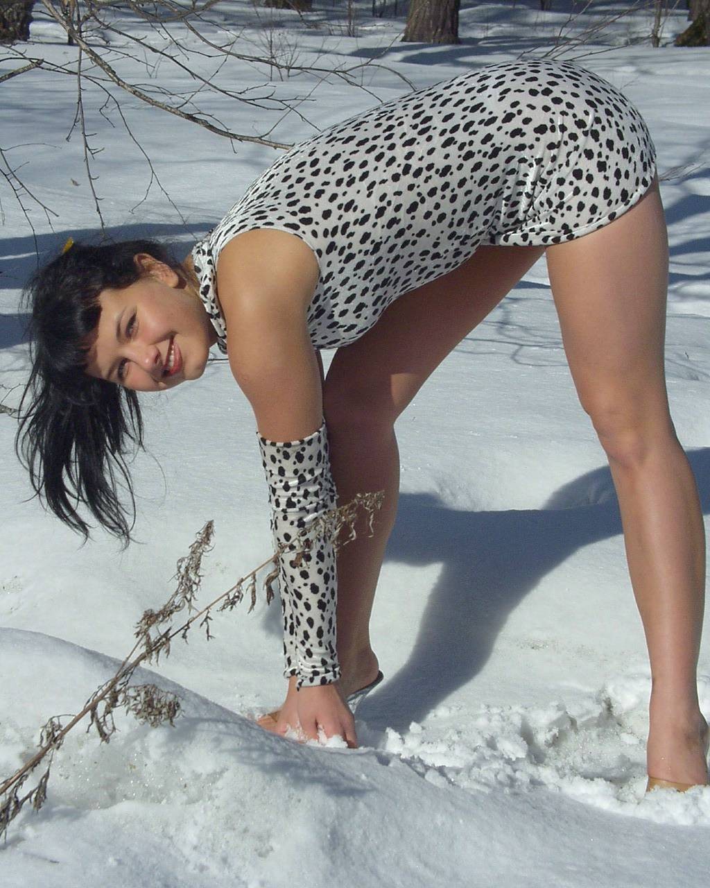 Leyla flashes al aire libre en la nieve
 #67315972