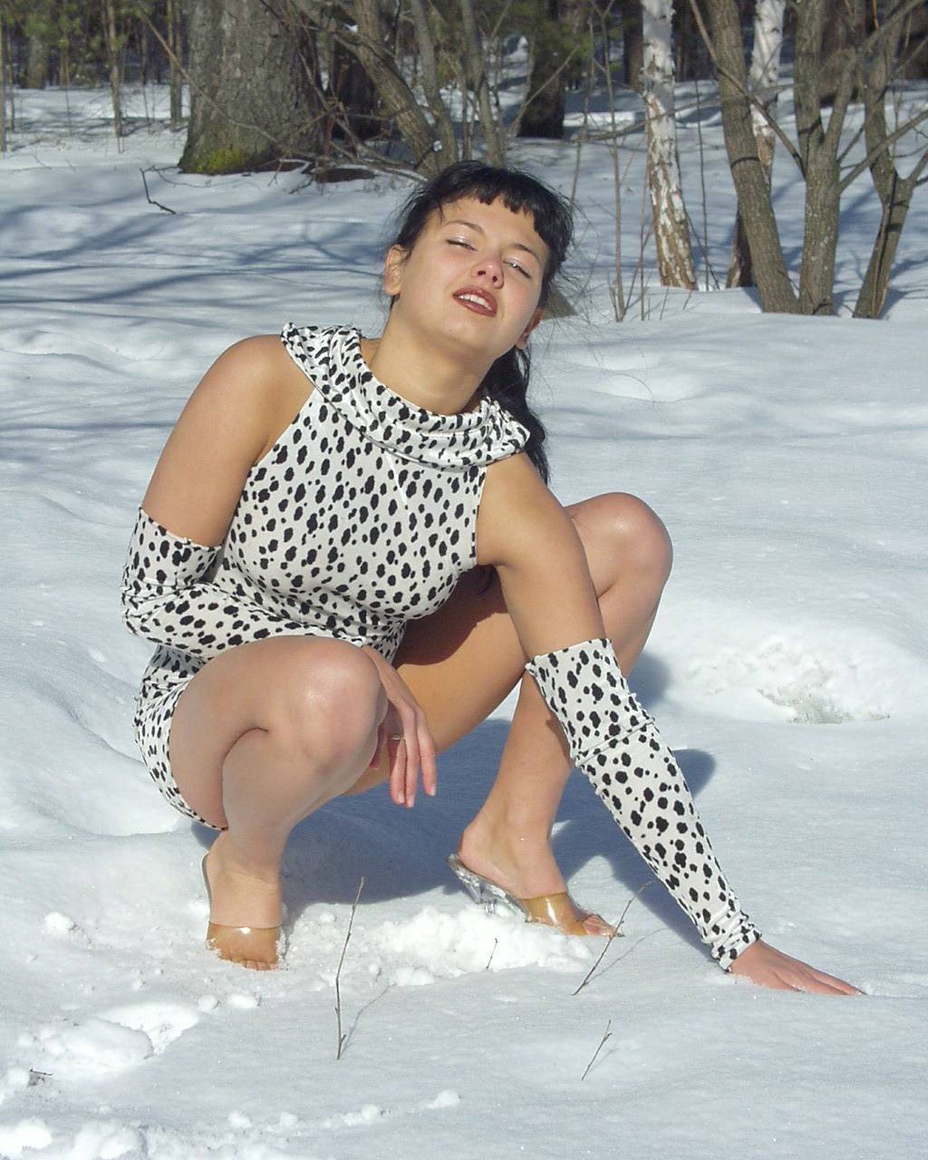 Leyla flashes al aire libre en la nieve
 #67315985