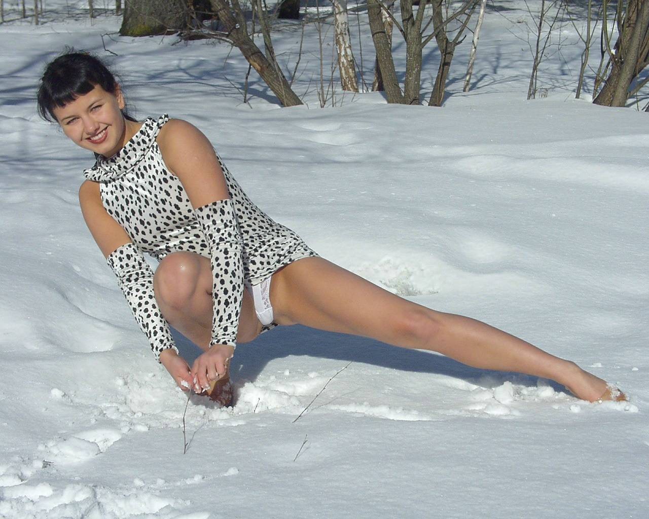 Leyla flashes al aire libre en la nieve
 #67315989