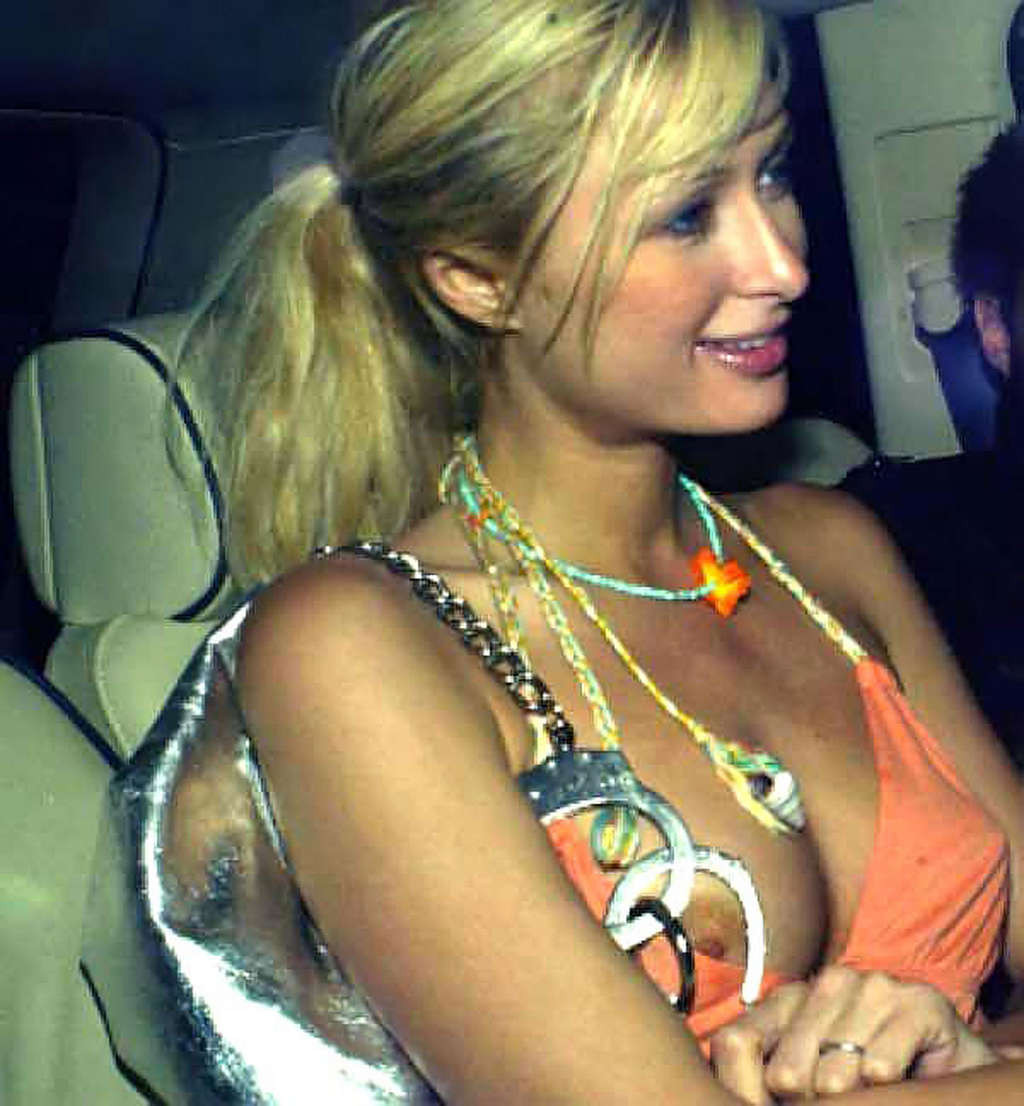 Paris Hilton guardando molto sexy in bikini e upskirt scatti paparazzi
 #75347252