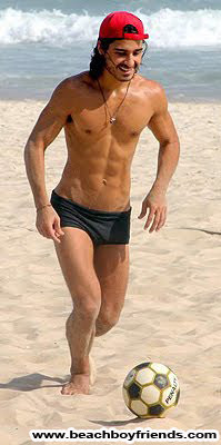 Tíos guapos en topless en la playa mostrando sus abdominales
 #76945553
