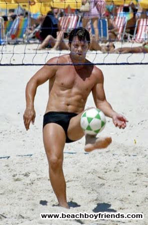 Tíos guapos en topless en la playa mostrando sus abdominales
 #76945563