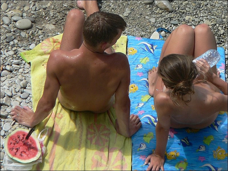 Mehrere aufgeregte Nudisten werden an einem Strand heimlich gefilmt
 #72259143