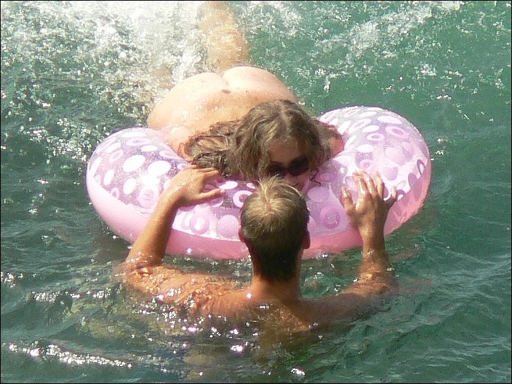 Mehrere aufgeregte Nudisten werden an einem Strand heimlich gefilmt
 #72259157