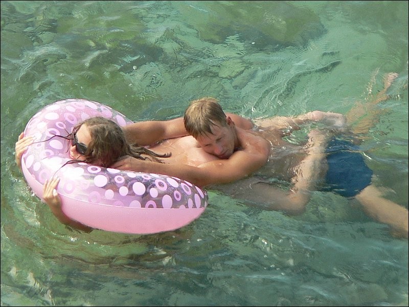 Mehrere aufgeregte Nudisten werden an einem Strand heimlich gefilmt
 #72259187